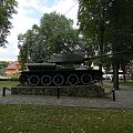 czołg typu T-34 w Baligrodzie, który nie ma nic wspólnego z Bieszczadami, ale zastąpił umieszczony tu wcześniej czołg T-70 biorący udział w walkach z UPA. Baligrodzki T-70 był ostatnim zachowanym czołgiem tego typu w Polsce. W 1975 roku został, z inicj...