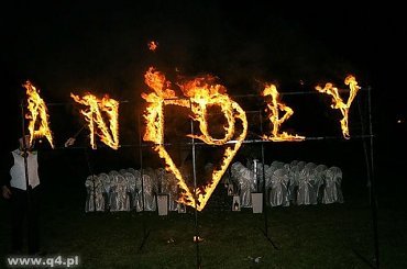 PŁONĄCY NAPIS #AniołyNaSzczudłach #AniołyNaŚlub #BańkiMydlane #fotoanimator #PłonącyNapis #szczudlarze