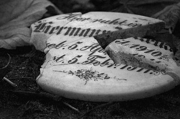 OPUSZCZONE CMENTARZE ZACHODNIEJ POLSKI #fotmart #WMoimObiektywie #wojtekwrzesien #święto #listopad #fotografia #zdjęcie #groby #cmentarzyk #Bodenhagen #Bagicz #FestungKolberg #kolberg #kołobrzeg #samotność #smutek #droga #krajobraz