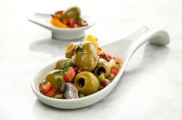 Przygotowując wigilijną wieczerzę warto poszukać inspiracji w kuchni hiszpańskiej. Proste połączenia tradycyjnych polskich specjałów z hiszpańskimi oliwkami zaskoczą całą rodzinę. #hiszpanskie #oliwki #swieta #przepisy #hiszpania