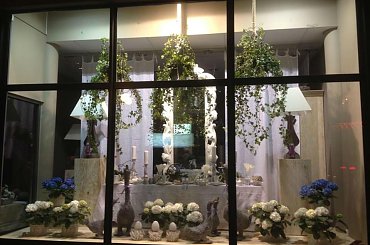 Aranżacja witryny. Dekoracja wiosenna #AranżacjeWystawSklepowych #DekoracjaWitryny #dekoracje #DekorowanieWitryn