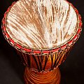 Djembe cena 730zł
Kraj pochodzenia -Wybrzeże Kości Słoniowej.
Drewno - iroko.
Skóra kozia.
Wymiary - 58,5x29,5cm
Waga- 8,2 kg