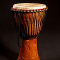 Djembe cena 450zł
Kraj pochodzenia -Ghana.
Skóra kozia.
Drewno - mansonia.
Wymiary - 63x32cm
Waga- 5,8 kg