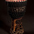 Djembe. cena 450zł.
Kraj pochodzenia -Ghana.
Drewno - mansonia.
Skóra kozia.
Wymiary - 61x30,50cm
Waga- 7,5 kg