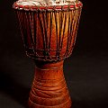 Djembe cena 730zł
Kraj pochodzenia -Wybrzeże Kości Słoniowej.
Drewno - iroko.
Skóra kozia.
Wymiary - 58,5x29,5cm
Waga- 8,2 kg