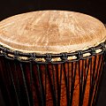 Djembe cena 730zł
Kraj pochodzenia -Wybrzeże Kości Słoniowej. Drewno - iroko.
Skóra kozia.
Wymiary - 58,5x30cm
Waga- 6,2 kg