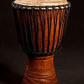 Djembe cena 730zł
Kraj pochodzenia -Wybrzeże Kości Słoniowej. Drewno - iroko.
Skóra kozia.
Wymiary - 58,5x30cm
Waga- 6,2 kg